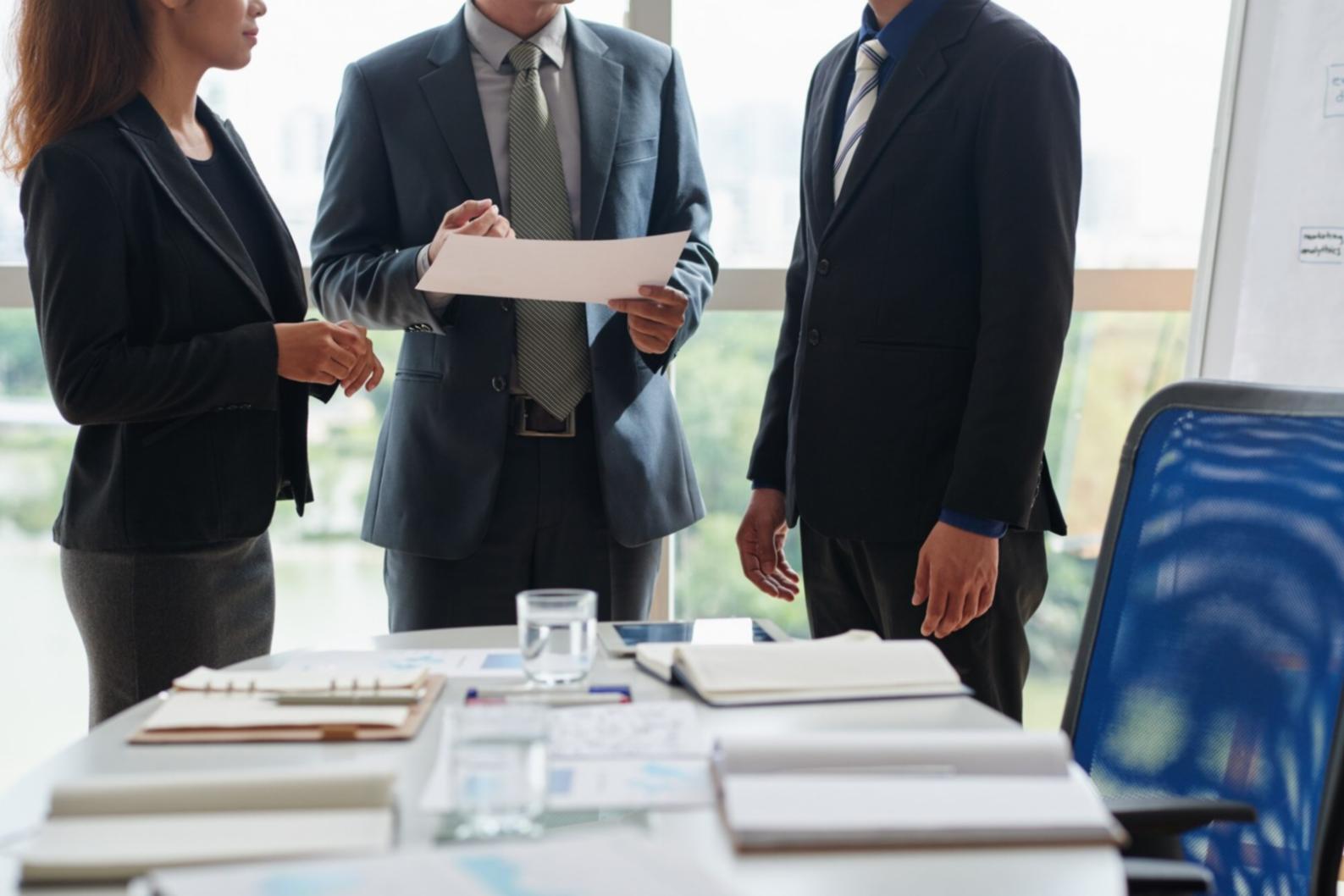 Profesional analizando gráficos financieros sectoriales en múltiples pantallas