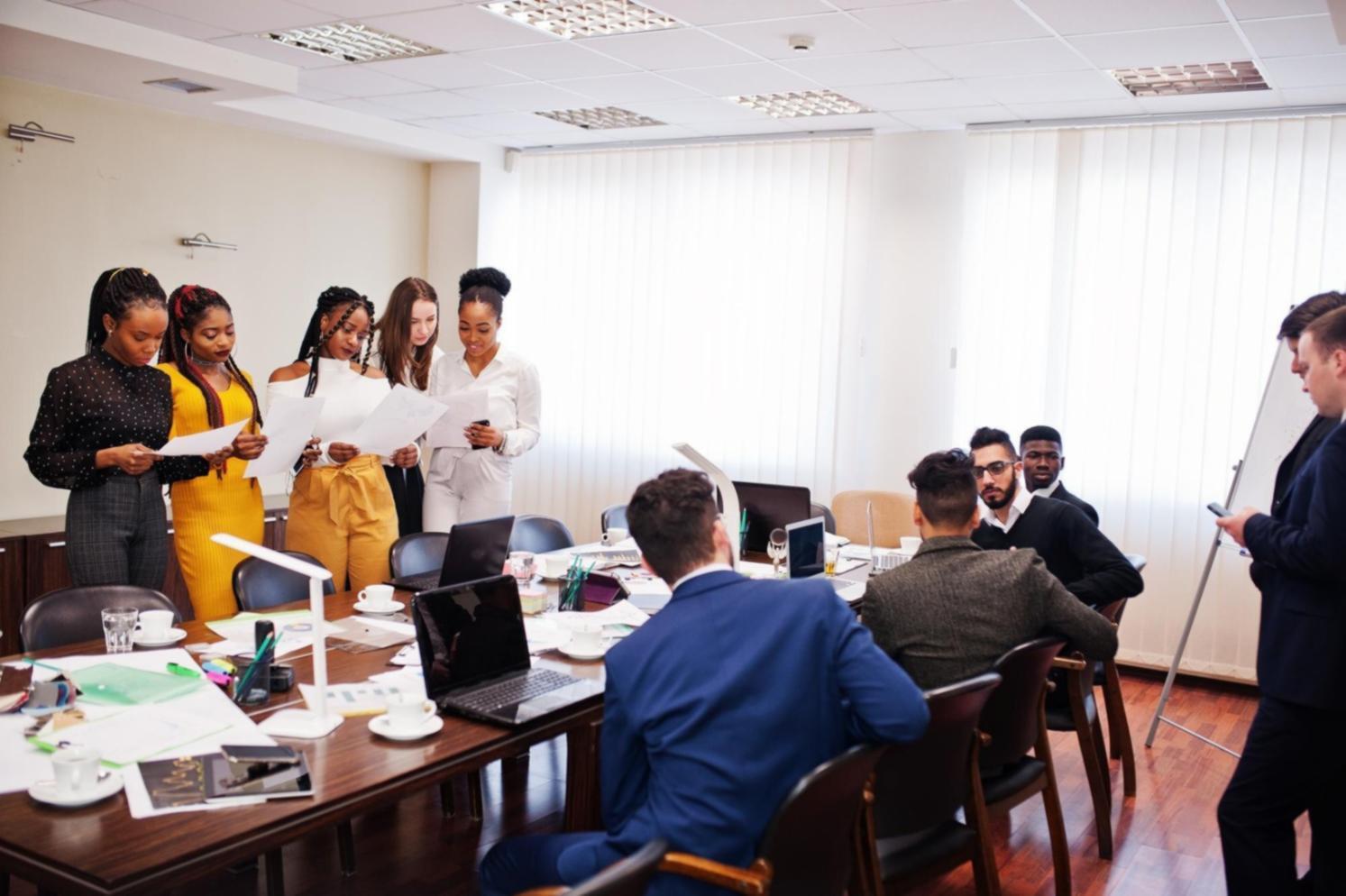Aula especializada en análisis financiero con estudiantes trabajando